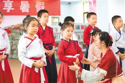 汉服|市场规模达数十亿 那些“汉服江湖”里的年轻人