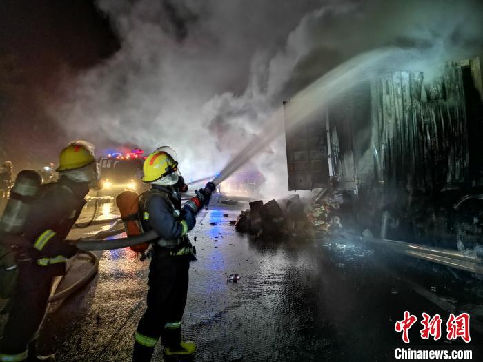消防员|广东汕昆高速畲江段一大货车着火 驾驶员遇难身亡