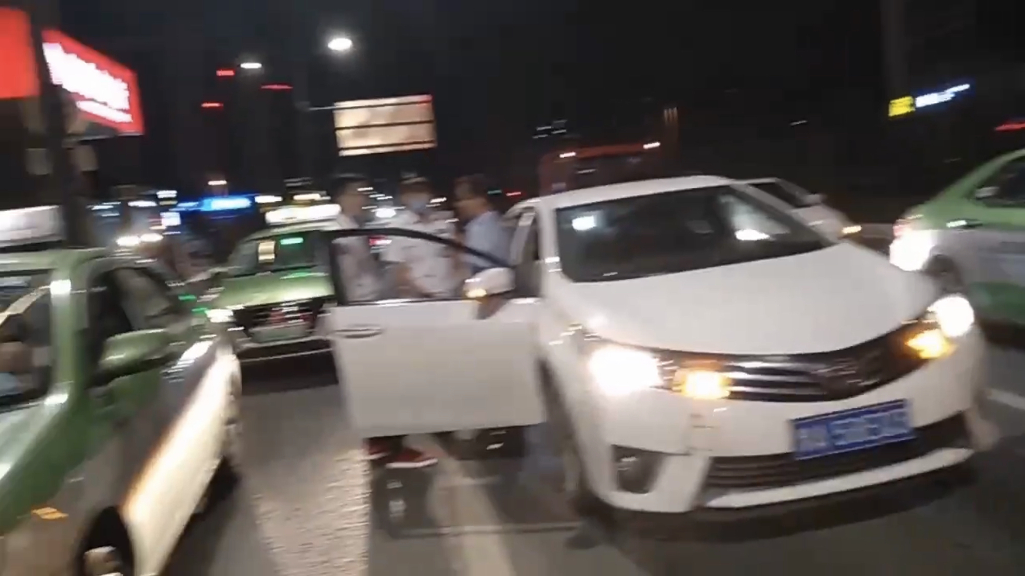 交通|司机嫌前车跑得慢鸣笛催促 一行人听到后拦车理论