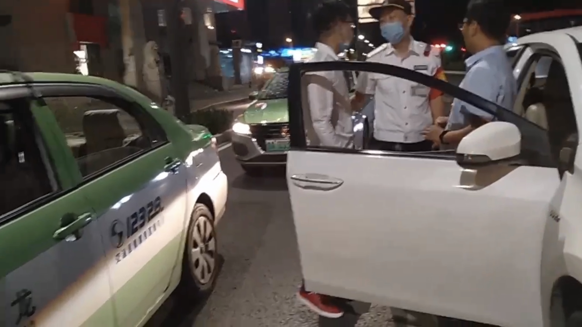 交通|司机嫌前车跑得慢鸣笛催促 一行人听到后拦车理论