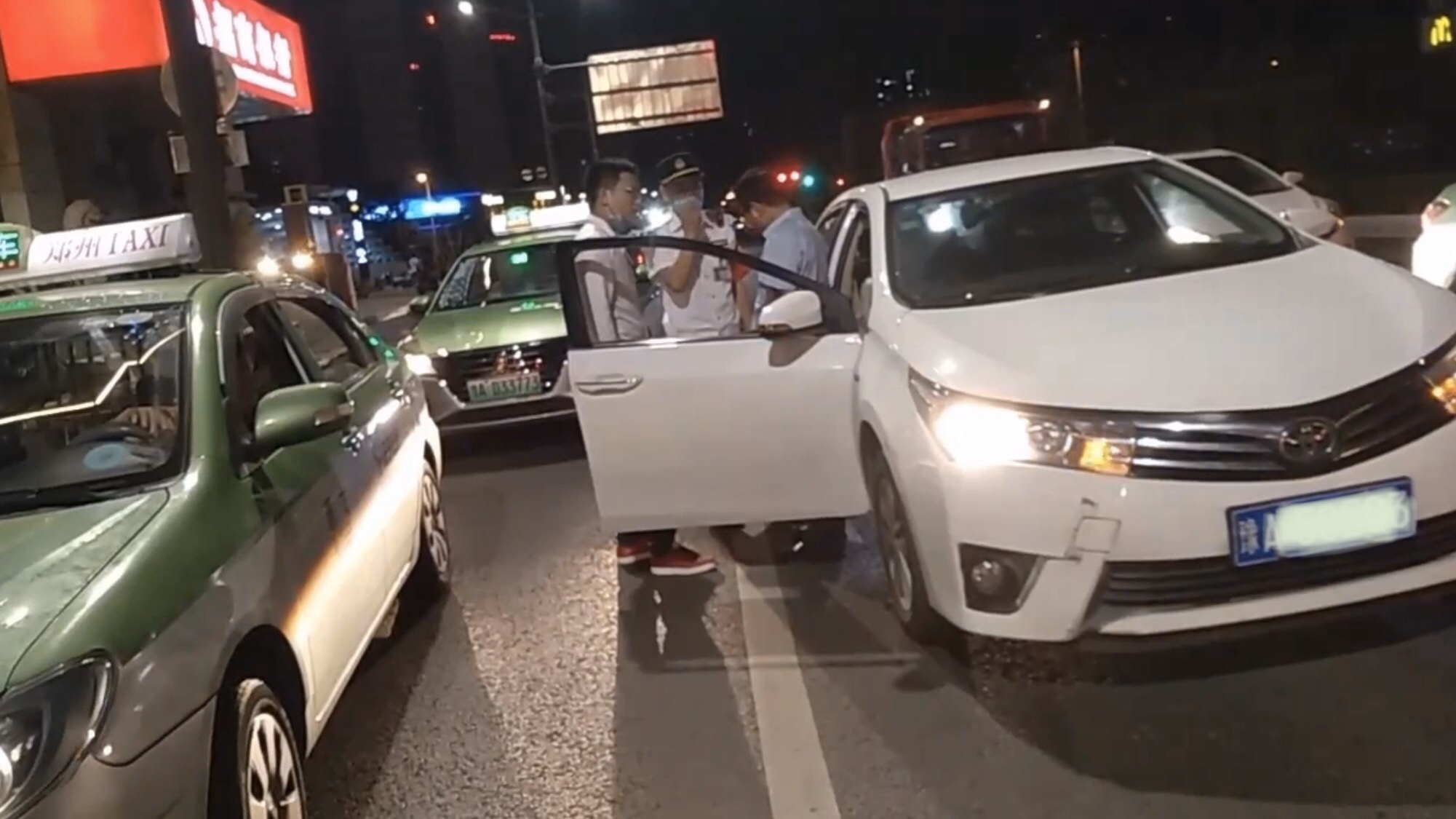 交通|司机嫌前车跑得慢鸣笛催促 一行人听到后拦车理论