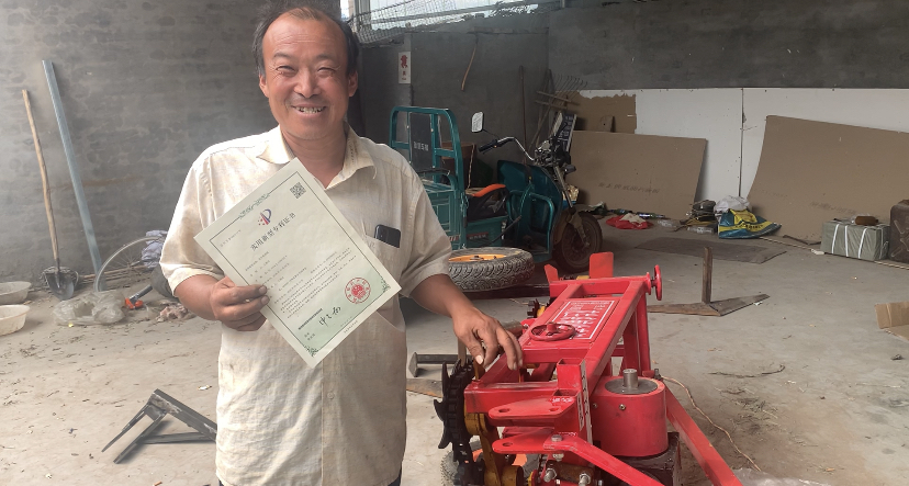 花生收获机|厉害了！延津贫困户改良的花生收获机获专利