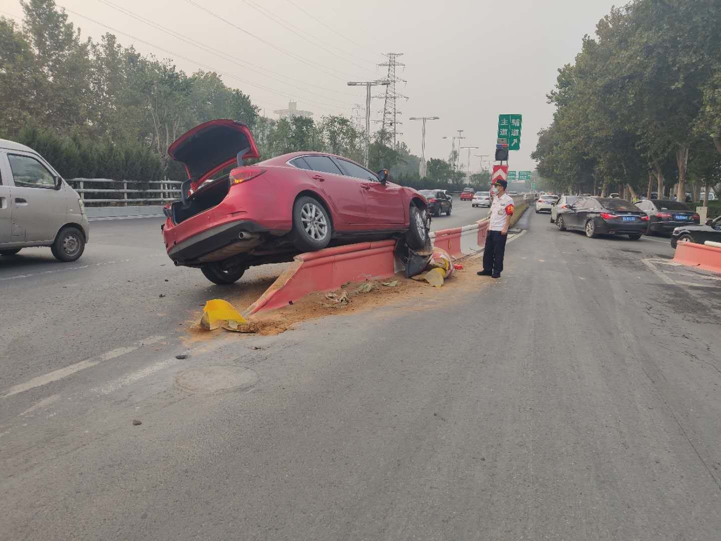 隔离带|这辆汽车咋“骑”上了隔离带？