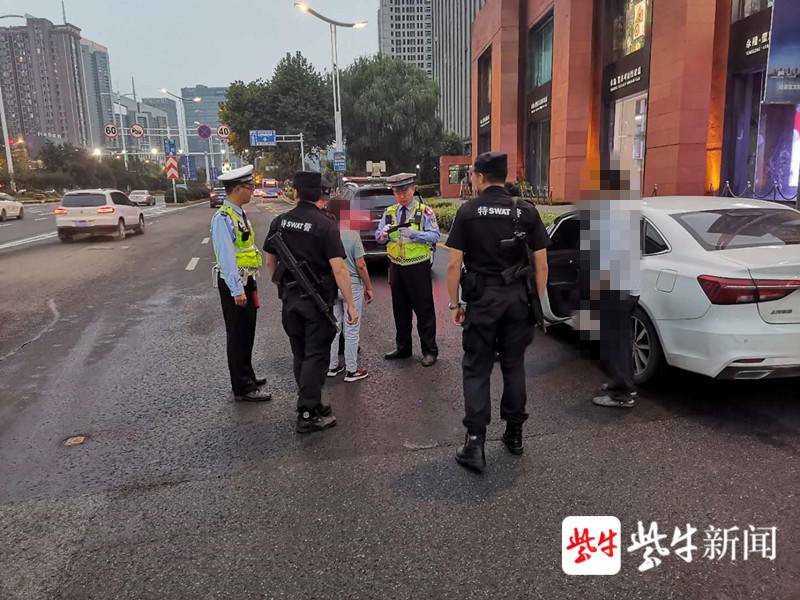 法制|女子被人强行抱上车辆？民警拦截后发现虚惊一场