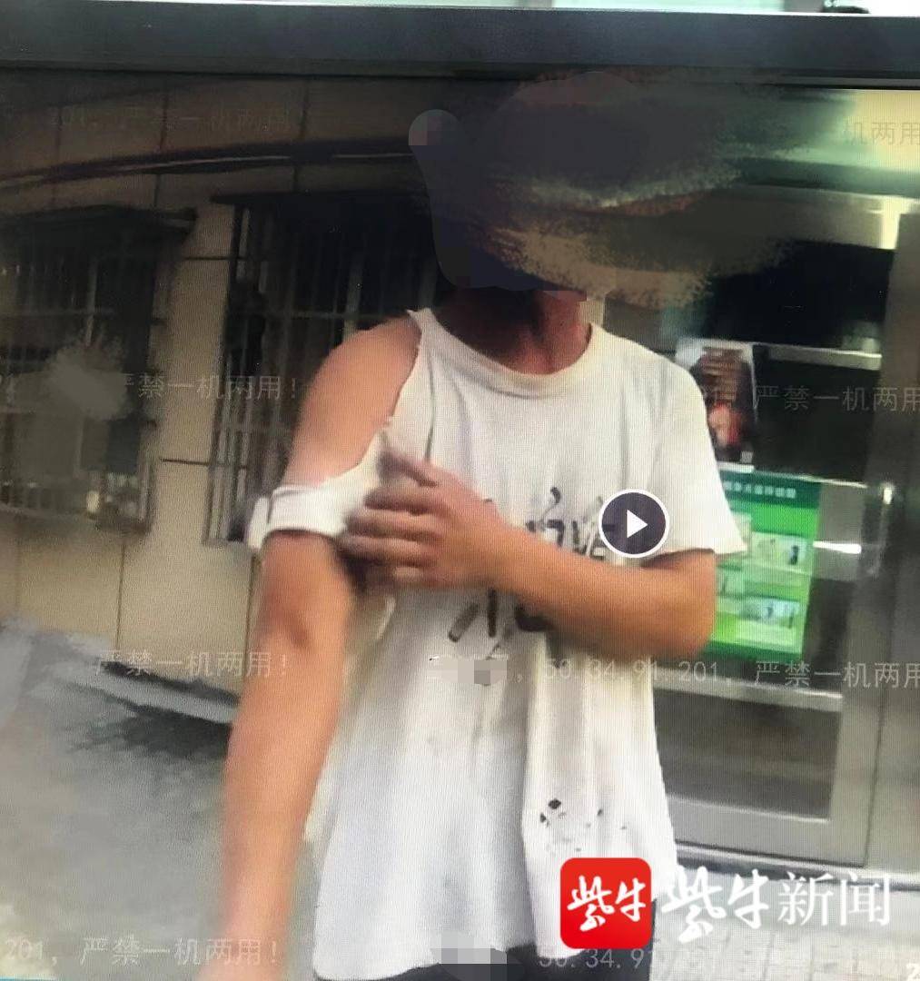 法制|同事爱打小报告？合租室友动手后衣服被撕成“露肩衫”