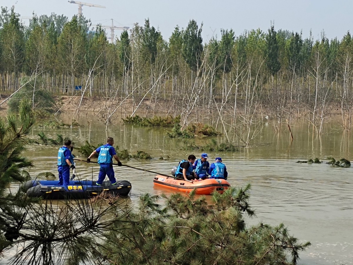 钓鱼|远离野钓！一男子深夜野钓遭遇水坑斜坡坍塌，落水溺亡