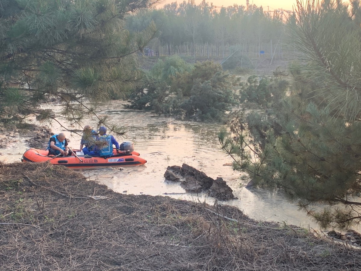 钓鱼|远离野钓！一男子深夜野钓遭遇水坑斜坡坍塌，落水溺亡