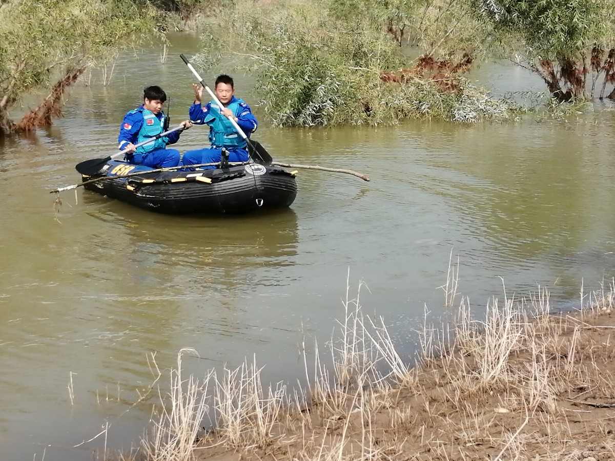 钓鱼|远离野钓！一男子深夜野钓遭遇水坑斜坡坍塌，落水溺亡