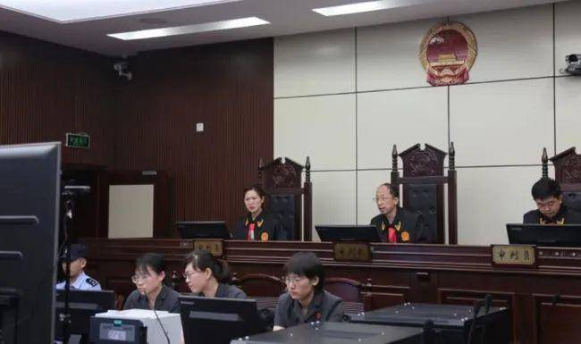 法制|青岛“小官巨贪”包养女子多年，被其伙同前男友讹78万