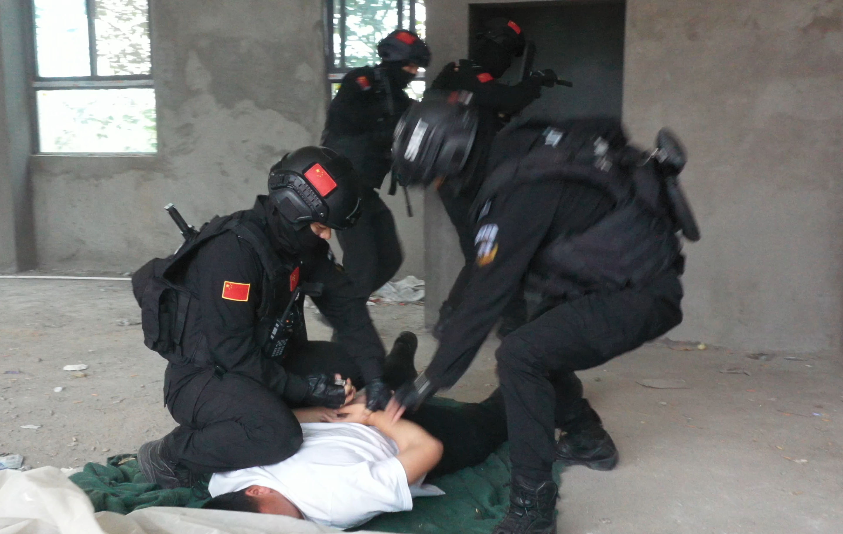 |演练现场！8名“暴恐分子”流窜洛阳，河南5市特警联合抓捕