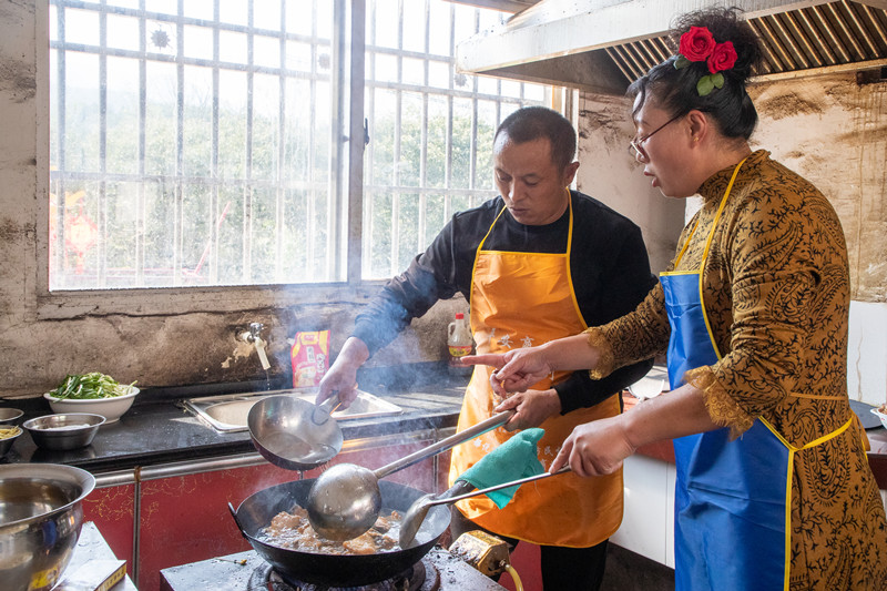 |“美女掌柜”已过门 “红军饭店”重开张！“红娘村长”和里罗城的锣鼓声中都透着幸福……