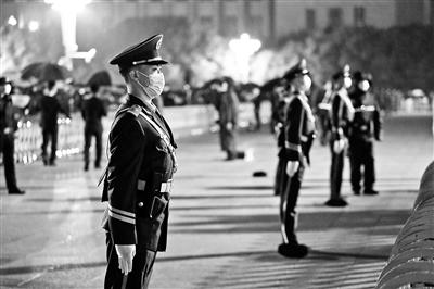 |追访天安门执勤武警官兵：游客撑伞 哨兵为何频后退？