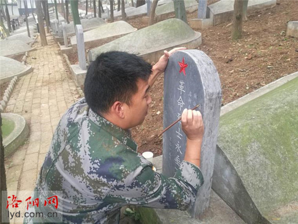 |为英烈墓碑描红，嵩县这群人的举动收获19万名网友点赞