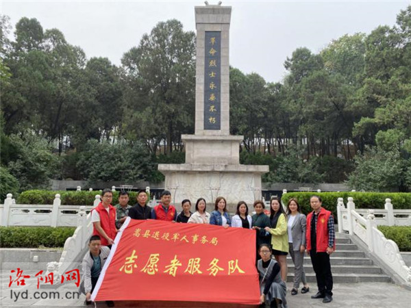 |为英烈墓碑描红，嵩县这群人的举动收获19万名网友点赞