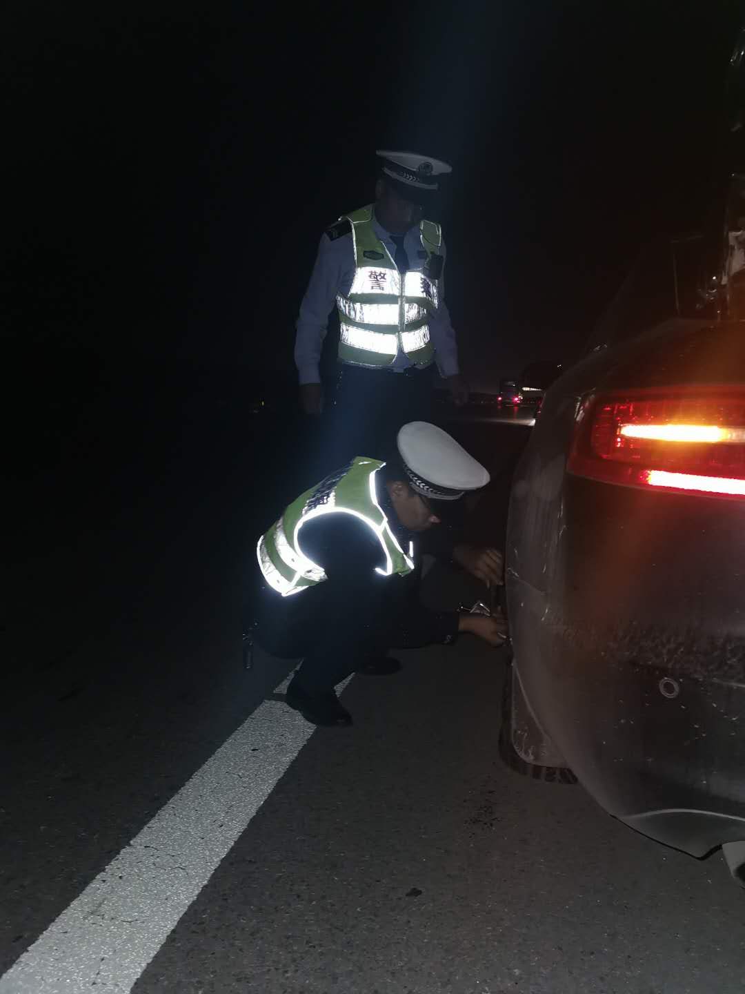 |很温暖很中国！高速上纷纷让路，因为我们“懂你”