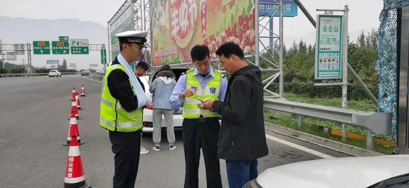 |很温暖很中国！高速上纷纷让路，因为我们“懂你”