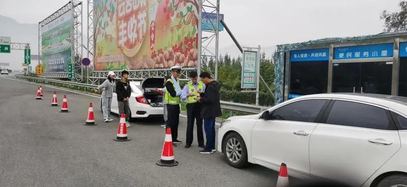 |很温暖很中国！高速上纷纷让路，因为我们“懂你”