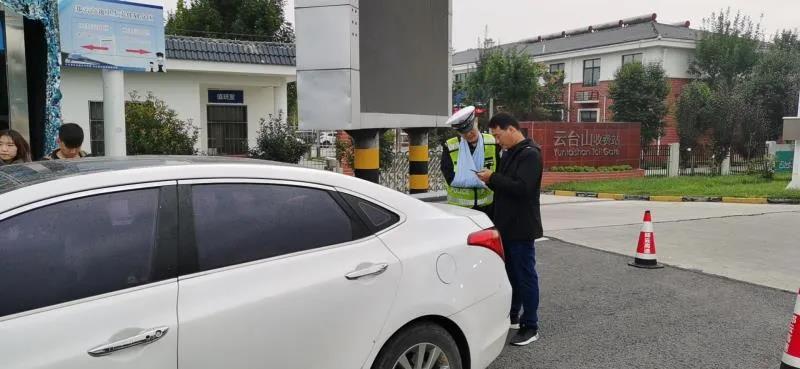 |很温暖很中国！高速上纷纷让路，因为我们“懂你”