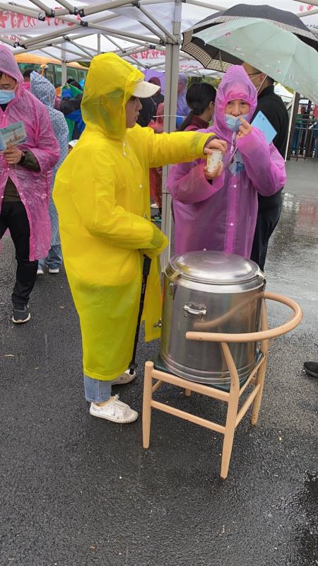 |下雪啦！洛阳白云山迎来2020首场飘雪，游客：爬山赏秋送飘雪，值了!