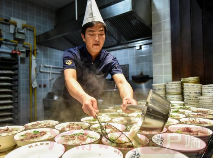 |方城：同吃家乡烩面 共祝祖国繁荣