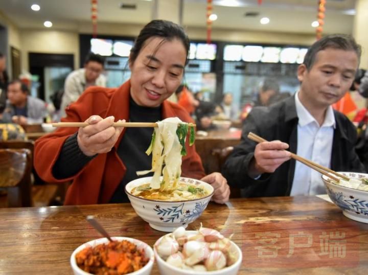 方城:同吃家乡烩面 共祝祖国繁荣