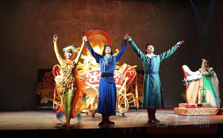 |清华大学为《神都志·应天长歌》国风机器人演出多次发文点赞