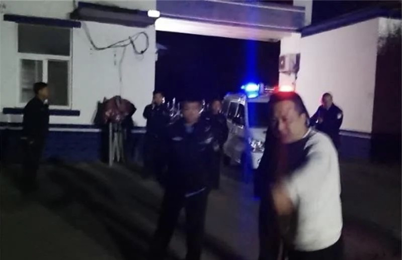 |“植物人”母亲无人照看，“醉鬼”儿子半夜横躺马路，舞阳交警暖心救助