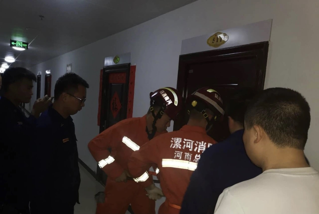 |“植物人”母亲无人照看，“醉鬼”儿子半夜横躺马路，舞阳交警暖心救助