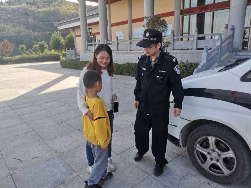 |“粗心”妈妈将孩子遗忘景区 民警多方寻找助其回家