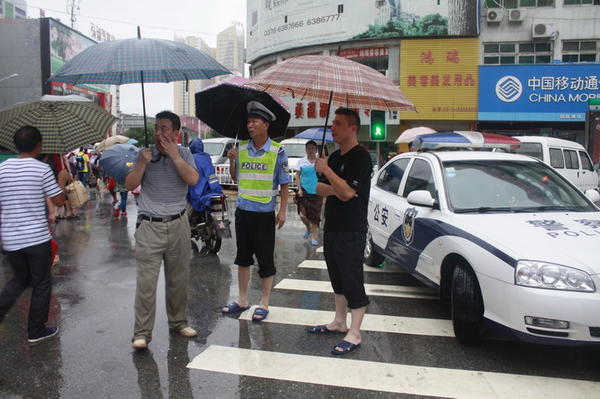 |信阳交警巴建东：55岁的生命定格在岗位上