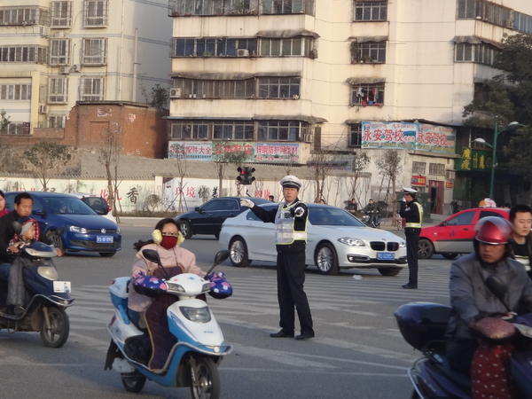 |信阳交警巴建东：55岁的生命定格在岗位上