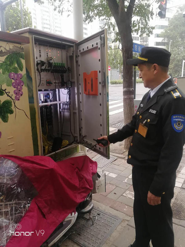 |啥便宜都想占！有人竟在街头信号灯控制箱里“蹭电”