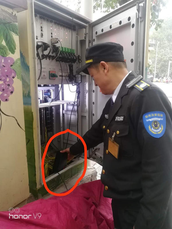 |啥便宜都想占！有人竟在街头信号灯控制箱里“蹭电”