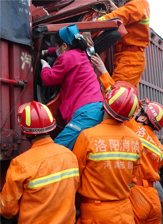 |运煤货车追尾车头严重变形 消防员用肩顶起医护人员急救司机