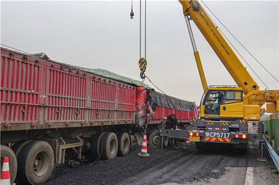 |运煤货车追尾车头严重变形 消防员用肩顶起医护人员急救司机