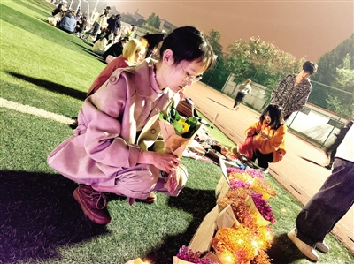 |“卖花救母” 郑州女生获正能量特别奖