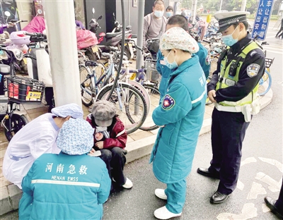 |女孩蜷缩路边，身上还有泥水…… “管闲事”的交警赶紧打120