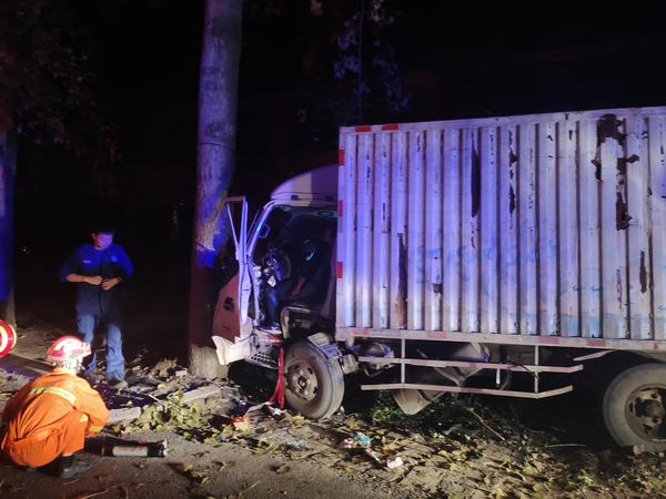 |商丘一大货超车时，对向突然来车，躲闪不及撞大树