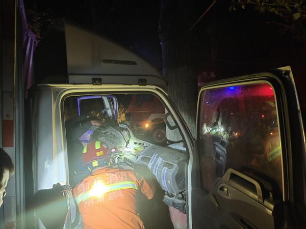 |商丘一大货超车时，对向突然来车，躲闪不及撞大树