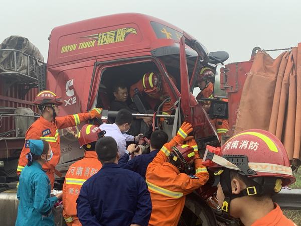 |秋雨路滑酿车祸 新乡消防急救援