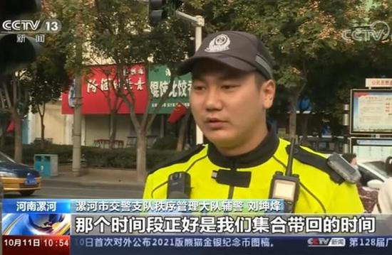 |漯河骑警“推着急救床在马路上救人”被央视点赞