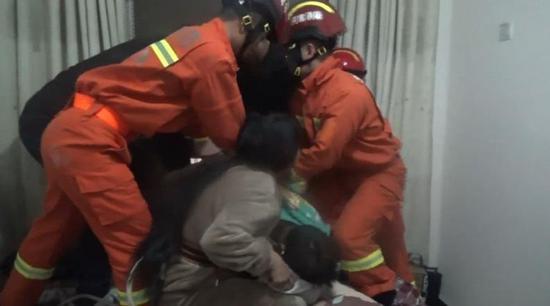 |鹤壁男生端坐17楼窗外 母亲绑绳救援 拉回瞬间泪目