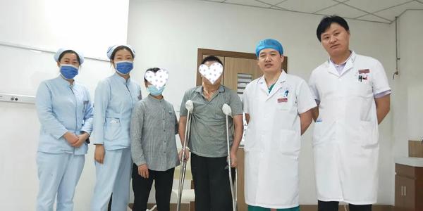 |仅一秒，手机突然变“手雷”！安阳一男子将手机放裤兜，险些炸断腿