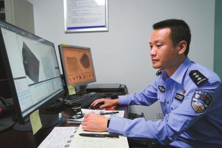 |12年破案近千起 “指纹神探”从残缺指纹中发现真相