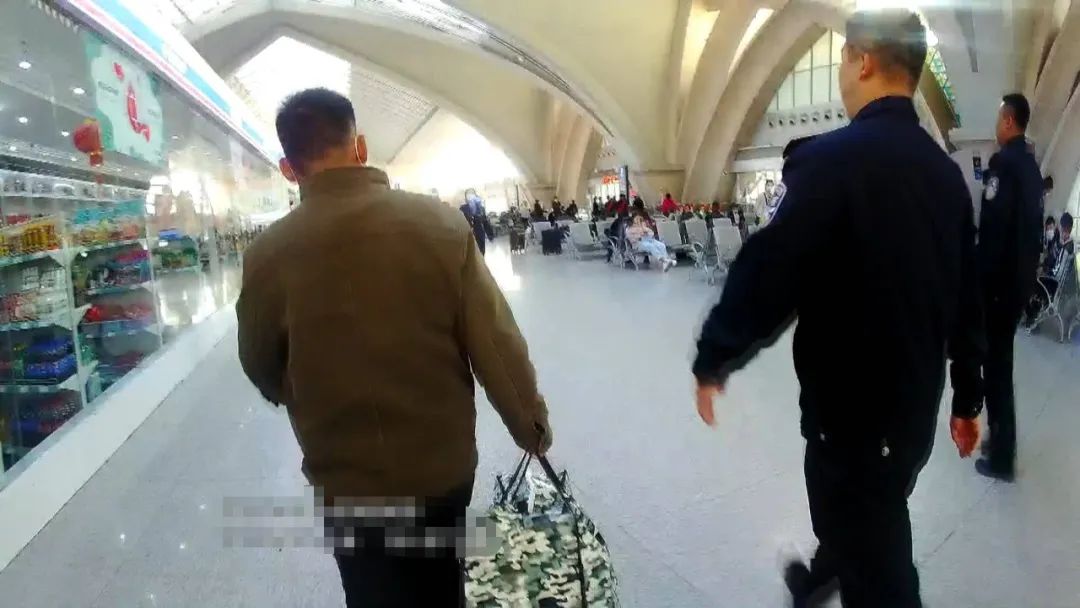 |男子逃亡30年，自首时发现弄错了