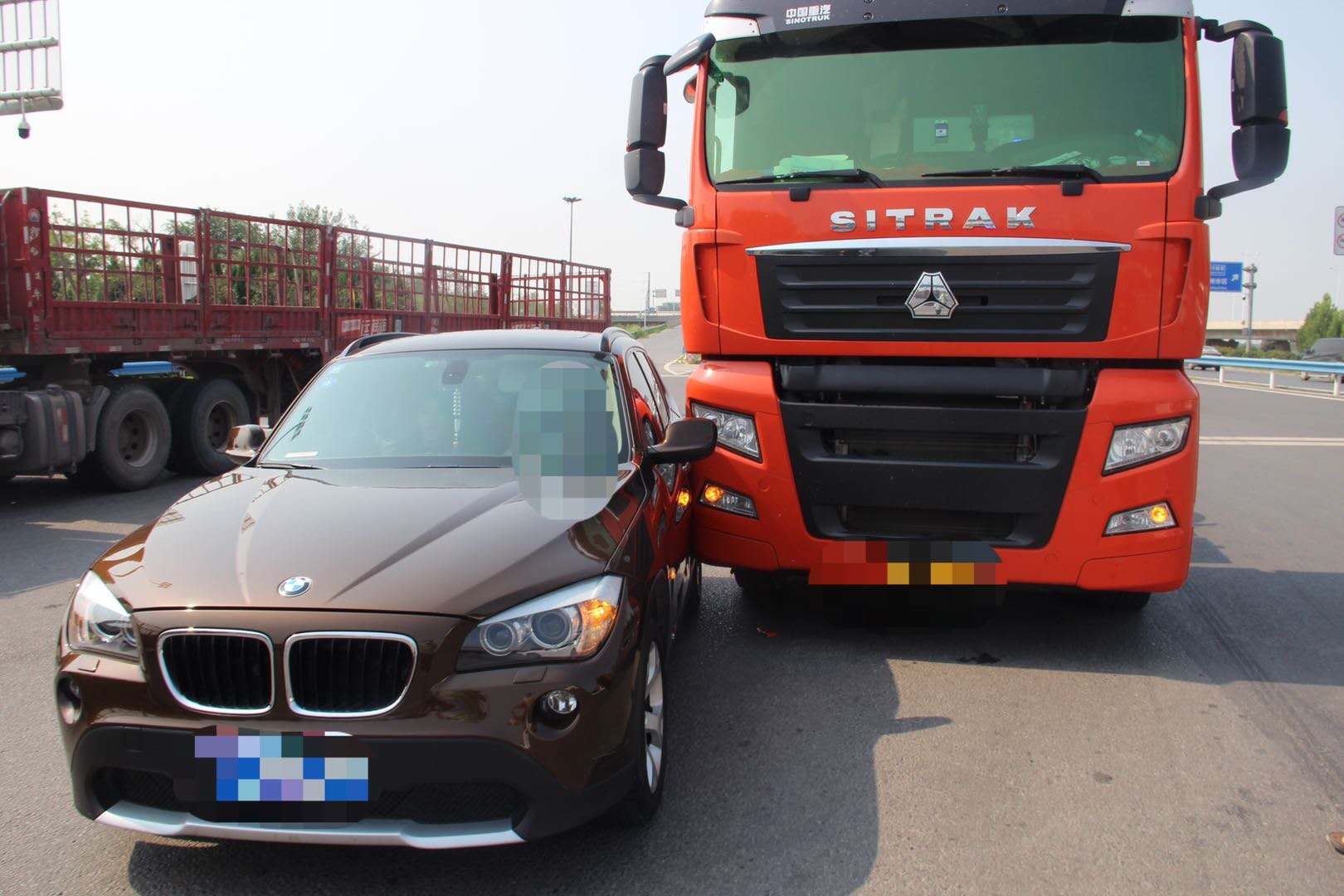 |收费站又现抢道被撞，前车被认定全责