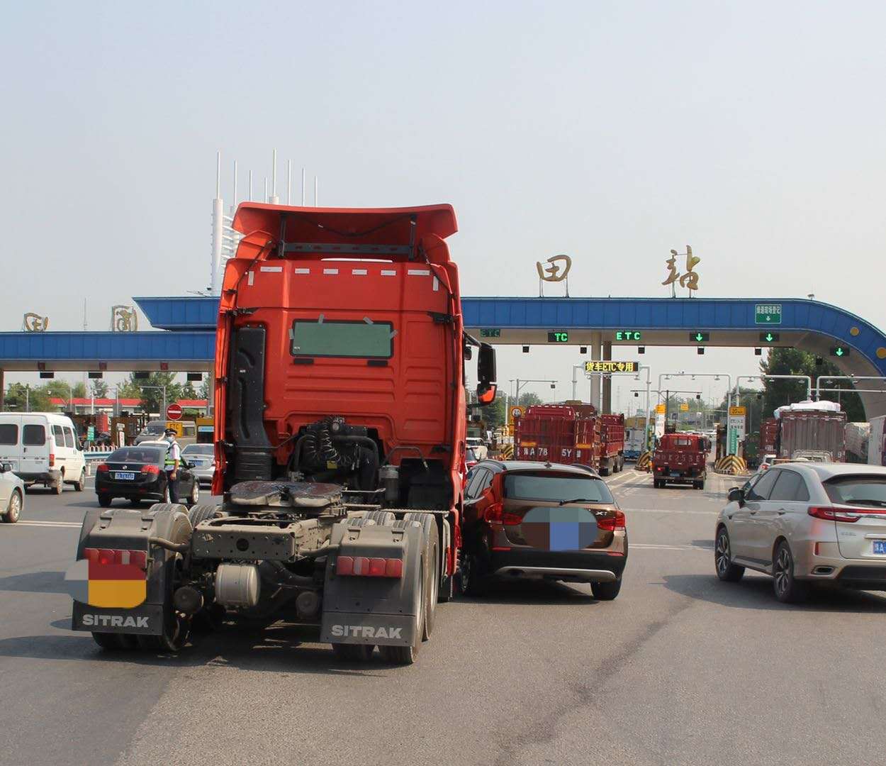 |收费站又现抢道被撞，前车被认定全责