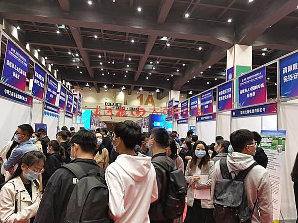 |求职大军络绎不绝，人才盛会中午不歇场，为啥那么多人热衷于要去高校当老师