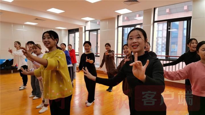 |豫剧大师马金凤：勉励洛职师生传承好戏曲艺术