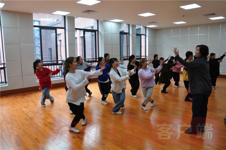 |豫剧大师马金凤：勉励洛职师生传承好戏曲艺术